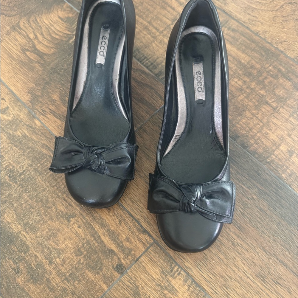 Ecco Women's Black Leather Heels with Bow